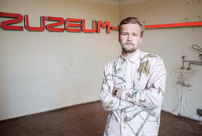 «Zināju, ka diplomdarbā vēlos runāt laikmetīgās mākslas valodā. Kādu nakti braucu pa Lāčplēša ielu garām Zuzeum un pēc tam pa Čaka ielu — Fēniksam. Saslēdzās,» atceras Miķelis Mūrnieks. Viņa darbs apskatāms bijušās LU Bioloģijas fakultātes ēkā līdz 28. jūnijam.
Foto — Reinis Inkēns