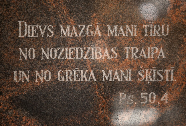 Uzraksts katoļu baznīcā. Foto: Evija Trifanova, LETA