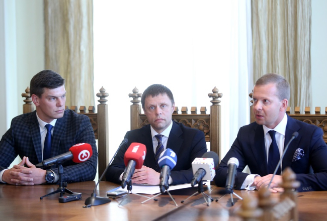 No partijas "Saskaņa" izslēgtie Rīgas domes deputāti Valērijs Petrovs (no kreisās), Rīgas vicemērs Vadims Baraņņiks un Aleksejs Rosļikovs. Foto: Paula Čurkste, LETA