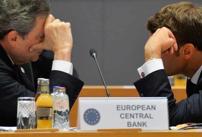 Eiropas Centrālās bankas prezidents Mario Dragi (no kreisās) sarunā ar Francijas prezidentu Emanuelu Makronu. Foto: Sputnik/Scanpix
