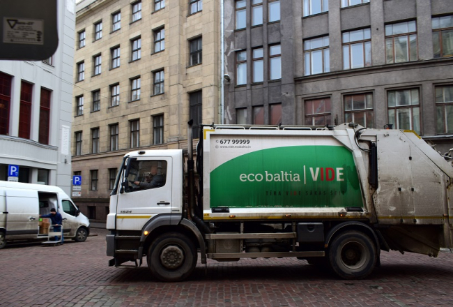 SIA "Eco Baltia vide" atkritumu savākšanas automašīna Rīgā. Foto: Toms Koklītis, LETA