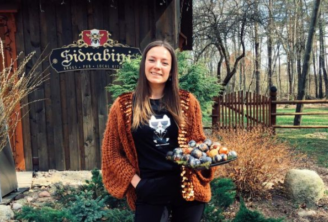 Tūrisma uzņēmēja Alise Bite krodziņā piedāvā Latvijas garšas. Publicitātes foto