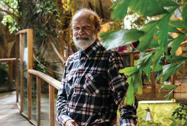 «Hidrobioloģijas institūtā ūdenskukaiņu pētniecība bija mans pamatdarbs, bet rāpuļi — hobijs. Tagad ir otrādi,» saka Tropu mājas vadītājs Arkādijs Poppels.
Foto — Kristīne Madjare