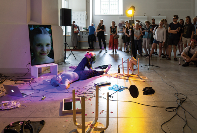 Darijas Blūmas izstādes atklāšanas performance It’s On Me 2 (too).
Foto — Krista Saberova