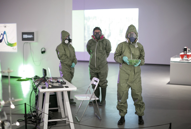 Skats no Adama Brauna performances Ēnas no nāves sienām.
Foto — Didzis Grodzs