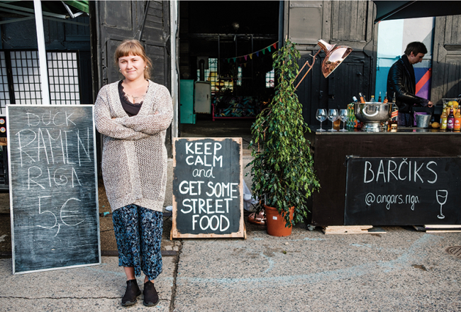 Uzņēmuma Street Food Latvia līdzdibinātāja Monta Vecozola.
Foto — Reinis Inkēns