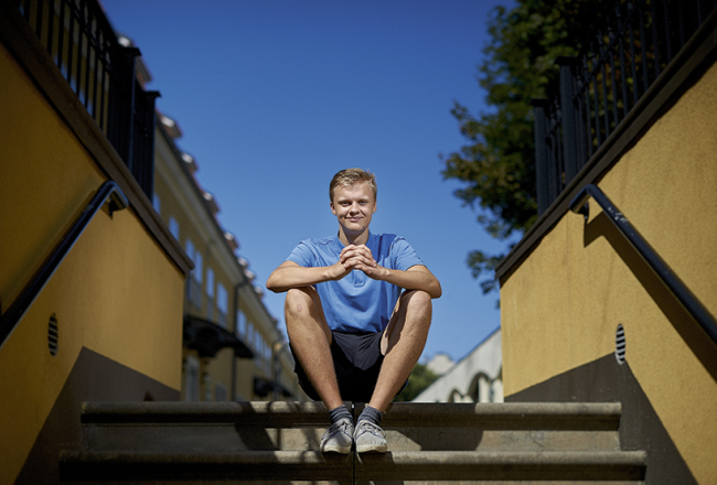 «Pie panākumu sajūtas cenšos pierast jau trešo gadu, bet neizdodas un varbūt arī nevajag,» smaidot saka jaunais talants fizikā Jānis Hūns, kurš šovasar absolvēja Rīgas Valsts 1. ģimnāziju un gaida atbildi no Kembridžas Universitātes — vai ir uzņemts.
Foto — Edmunds Brencis