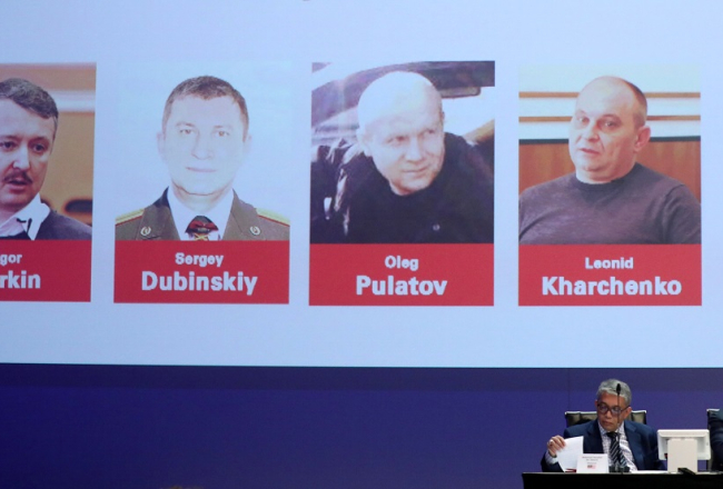 Krievijas pilsoņi Igors Girkins (no kreisās), Sergejs Dubinskis un Oļegs Pulatovs, kā arī Ukrainas pilsonis Leonīds Harčenko tiek atzīti par apsūdzētajiem Malaizijas pasažieru lidmašīnas notriekšanā virs Austrumukrainas 2014. gada jūlijā. Foto: REUTERS/Scanpix