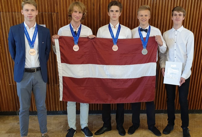 Latvijas skolēni - starptautiskās fizikas olimpiādes uzvarētāji. Publicitātes foto