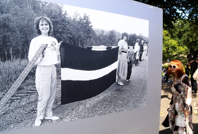 "Baltijas ceļam" veltītā lielformāta fotoizstāde "Akcija "Baltijas ceļš 1989"" Brīvības laukumā. Foto: Paula Čurkste, LETA