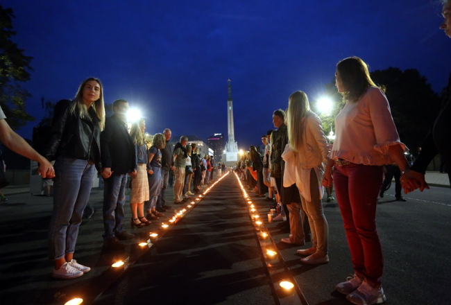 Par godu Baltijas ceļa 30. gadadienai pie Brīvības pieminekļa notiek svecīšu ceļa iedegšana. Foto: Edijs Pālens, LETA
