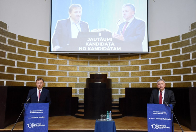 Latvijas Universitātes (LU) Biznesa, vadības un ekonomikas fakultātes dekāns, profesors Gundars Bērziņš (no kreisās) un LU līdzšinējais rektors Indriķis Muižnieks piedalās Latvijas Universitātes rektoru kandidātu debatēs maijā. Foto: Ieva Makare, LETA