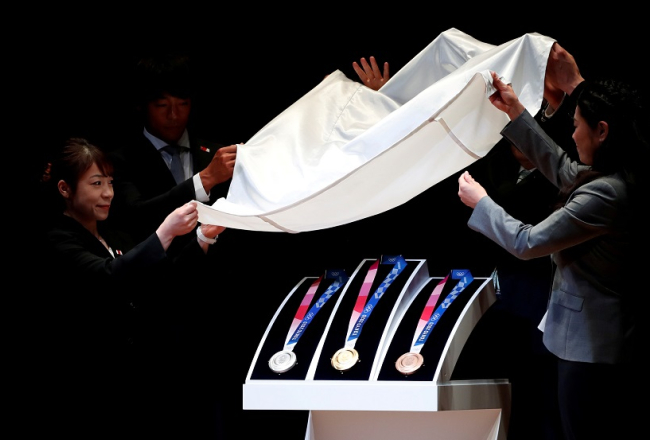 Iepazīstināšanas ceremonija Tokijā ar 2020. gada Olimpisko spēļu medaļām, kas tapušas no japāņu ziedotajām viedierīcēm. Foto: REUTERS/Scanpix