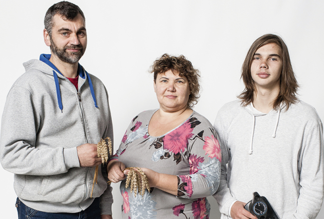 Z/s Torņkalni saimnieki Andris un Daiga Gargurņi ar dēlu Andri.
Foto — Ieva Salmane