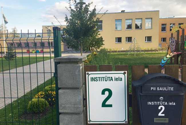Siguldas bērnudārzs Saulīte, kur saslima vairāki bērni. Līdzīgi saslimšanas gadījumi konstatēti arī citos bērnudārzos, kurus visus vieno viens ēdināšanas nodrošinātājs.
Foto — Anna Zvejniece