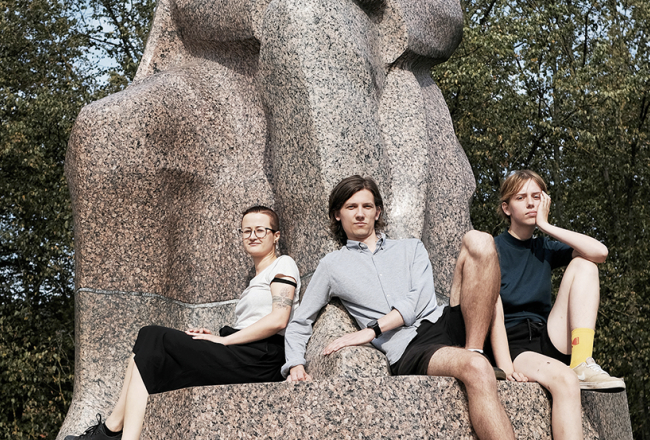 No kreisās: Elvīra Bloma, Raimonds Ķirķis un Marija Luīze Meļķe.
Foto — Reinis Inkēns