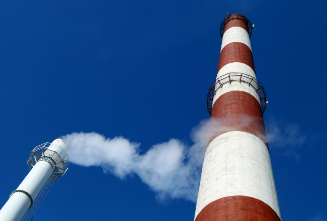 AS "Rīgas siltums" siltumcentrāles "Ziepniekkalns" biokurināmā koģenerācijas stacijas dūmeņi. Foto: Edijs Pālens, LETA