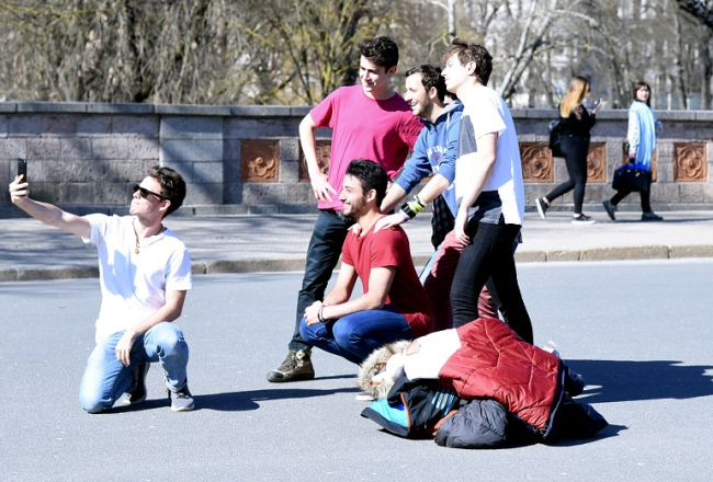 Tūristi laukumā pie Brīvības pieminekļa. Foto: Zane Bitere, LETA
