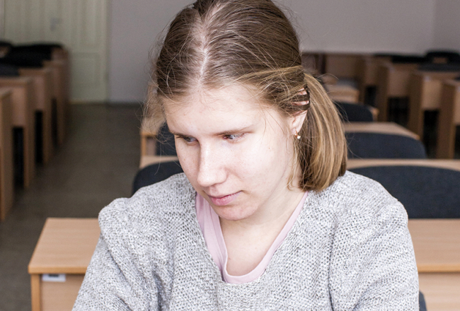Mans ceļš ir mana brīvība un mans pienākums — šī atziņa kļuvusi par Līvas (20) moto, šoruden sākot studijas Latvijas Kultūras akadēmijā. Studijas Līva savieno ar mācībām mūzikas vidusskolā un nākotnē cer kļūt par mūzikas skolotāju neredzīgiem bērniem kā viņa pati.
Foto — Ieva Salmane