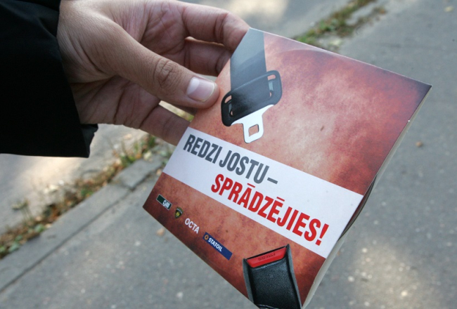 Satiksmes drošības kampaņa „Redzi jostu – sprādzējies!“. Foto: Ieva Čīka, LETA
