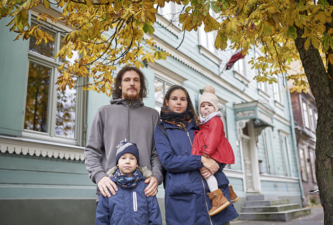 Ikdienā Zumbergu ģimene runā latviski, bet reizēm Reinis un Linda sabiedriskās vietās mēdz runāt lībiski — tā ir viņu slepenā valoda. Arī sešgadīgais Ernests jau zina dažus vārdiņus, bet mazajai Emmai viss vēl priekšā.
Foto — Edmunds Brencis