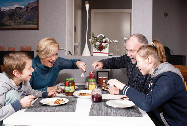 Parasti galdā ir plānās pankūkas vai rauga pankūkas. Vienmēr un obligāti — pašu vārīts ābolu džems ar kanēli.
Foto — Ieva Salmane