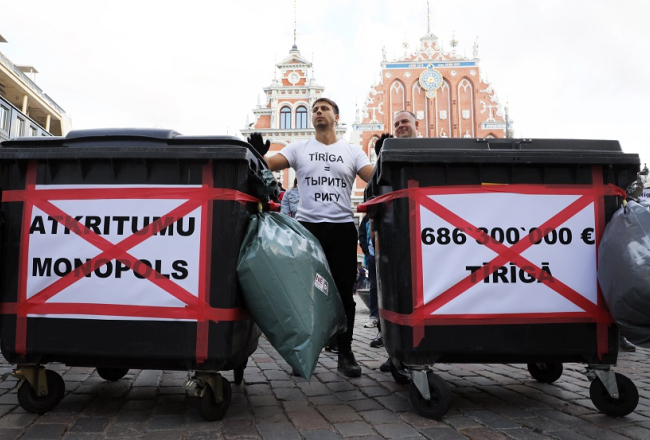Šoruden Rātslaukumā notika biedrības "Pilsoņu vara" rīkotais pikets pret Rīgas domes atkritumu apsaimniekošanas politiku. Foto: Evija Trifanova, LETA