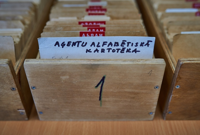 Čekas aģentu alfabētiskās kartotēkas kastīte. Foto: Edmunds Brencis