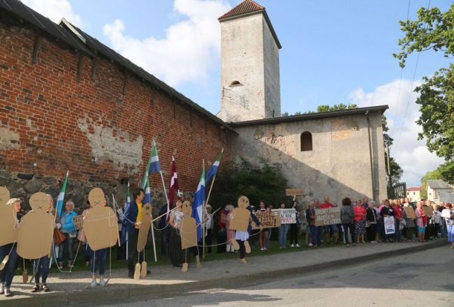 Šovasar augustā Dundagā notika iedzīvotāju demonstrācija, lai paustu attieksmi pret domes darbu. Foto no "Talsu Vēstīm"