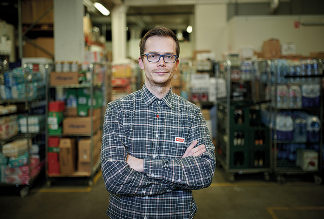 Pirms divām nedēļām Emīls izglāba kolēģi, veicot viņai netiešo sirds masāžu. Tagad visos Rimi hipermārketos Latvijā ir pieejami defibrilatori. «Būtu noderējis agrāk!» saka Emīls.
Foto — Edmunds Brencis