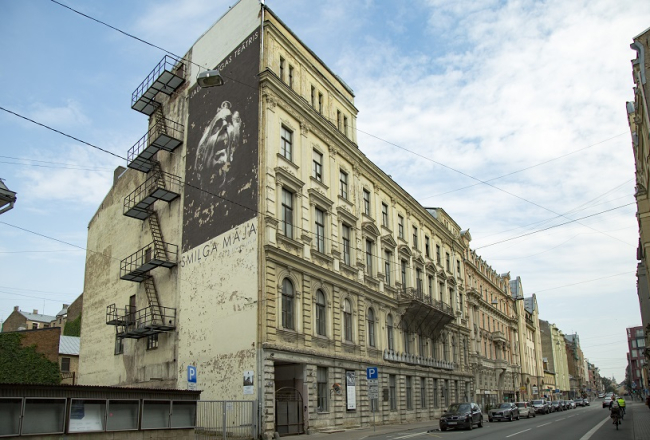 Jaunā Rīgas teātra vēsturiskās mājvietas Lāčplēša ielā 25 pārveide apstājusies arhitektu un būvnieku nesaskaņu dēļ. Foto: Edijs Pālens, LETA