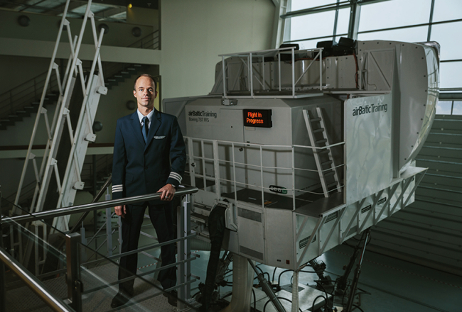 Klāvs Sebris ir viens no Latvijas lidsabiedrības airBaltic Pilotu akadēmijas pirmajiem 12 absolventiem. «Ja pilots labi mācījies, tad ir gandrīz neiespējami, ka viņu var pārsteigt kas negaidīts,» saka Klāvs.
Foto — Lauris Aizupietis