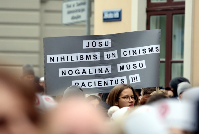 Mediķu protesta akcija "Viena diena bez medicīnas personāla" pie Saeimas. Foto: Edijs Pālens, LETA