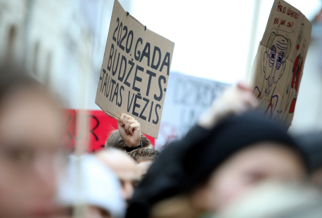 Mediķu protesta akcija pagājušajā nedēļā pie Saeimas nama. Foto: Ieva Leiniša, LETA
