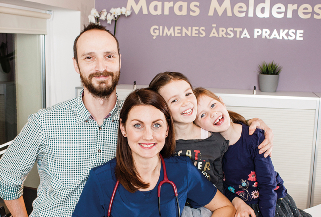 Māra Meldere ar vīru Reini un meitām
Elzu un Martu.
Foto — Ieva Salmane