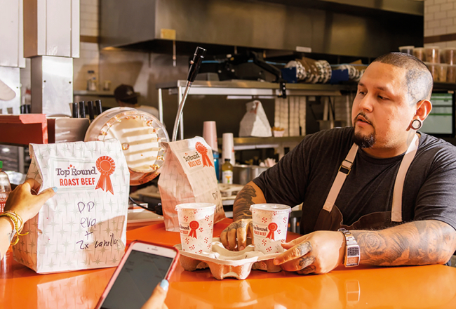 Rikijam Lopesam no Sanfrancisko pieder četri restorāni. Tikai viens no tiem ir tradicionāla ēstuve ar ēdamzāli un galdiņiem, bet pārējie trīs darbojas virtuāli.
Foto — The New York Times
