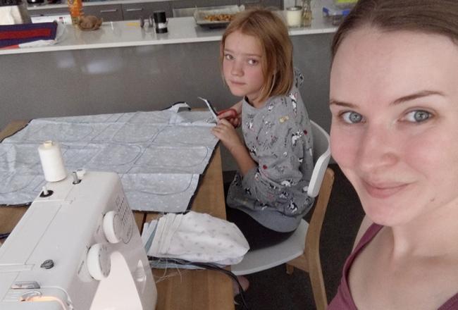 Līva Ulmane (attēlā ar meitu Rebeku) saka paldies savai Āgenskalna Valsts ģimnāzijas rokdarbu skolotājai. Līva ne tikai darinājusi somas ugunsgrēkos cietušajiem dzīvniekiem, bet arī saņēmusi 2. un 3. vietu Rietumaustrālijas krustdūriena izšuvumu konkursā. Amazon atrodama Līvas pavārgrāmata Latvian Eats. Soups, Stews & Porridge.
Foto no personīgā arhīva