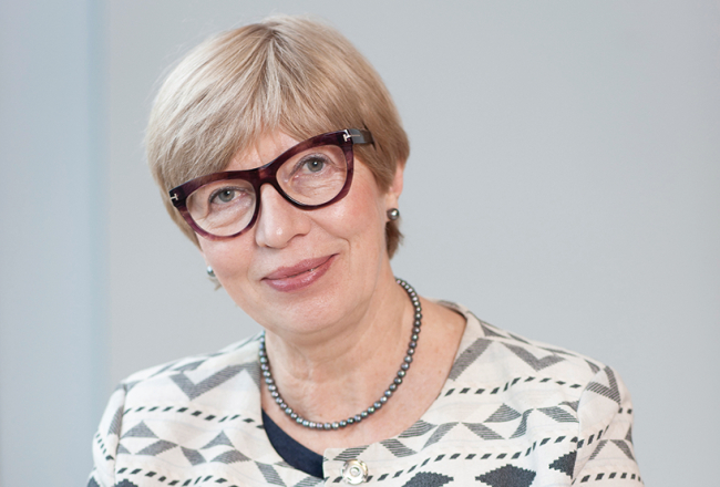 Kārina Pētersone: «Šo autobiogrāfiju izlasīt ir vērtīgi, jo visi esam nobažījusies par ceļu, kādu ASV uzņēmušas.»
Foto — Ieva Salmane