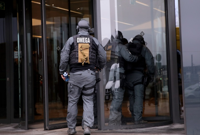 Valsts policijas pretterorisma vienības "Omega" pārstāvji ierodas likvidējamajā "ABLV Bank" centrālā ēkā Skantes ielā 7, kur KNAB darbinieki veica kratīšanas. Foto: Sintija Zandersone, LETA