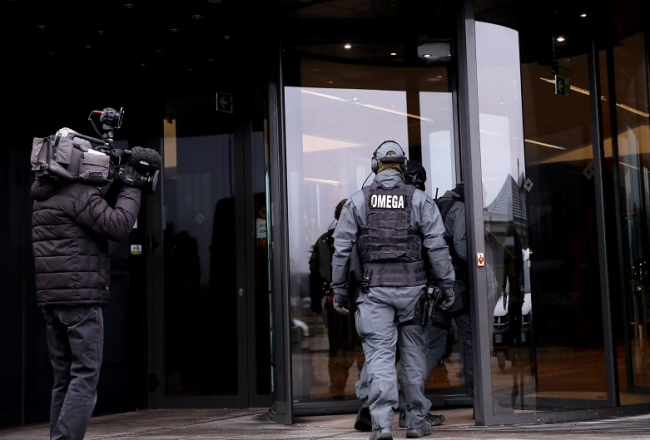 Valsts policijas pretterorisma vienības "Omega" pārstāvji ierodas likvidējamajā "ABLV Bank" centrālā ēkā Skantes ielā 7, kur Korupcijas novēršanas un apkarošanas biroja darbinieki veic neatliekamās procesuālās darbības. Foto: Sintija Zandersone, LETA