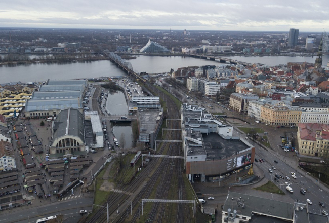 Centrāltirgus un Rīgas Centrālā dzelzceļa stacija. Foto: Kaspars Nordens, LETA
