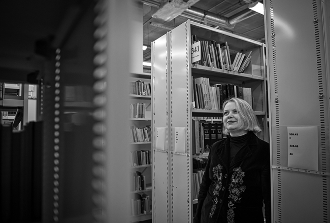 «Muižu bibliotēku tradīcija Latvijā ir aprauta, gribas to ratu pagriezt atpakaļ.» savu aizrautību skaidro Kristīne Zaļuma.
Foto — Kristaps Kalns