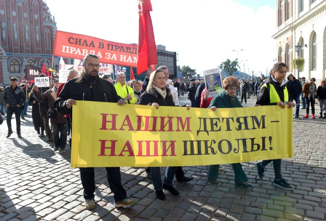 Pagājušā gada oktobrī Latvijas Krievu savienības organizētā akcijā pret izglītību valsts valodā. Foto: Zane Bitere, LETA