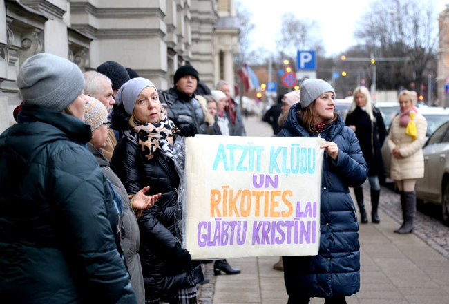 Piekets pie Ģenerālprokuratūras Latvijas pilsones Kristīnes Misānes atbalstam, kuru Dānijas apgabaltiesa nolēma paturēt apcietinājumā par sava bērna nolaupīšanu Dienvidāfrikas Republikā (DĀR), kas faktiski nozīmē, ka viņa 20.februārī tiks izdota DĀR. Foto: Paula Čurkste, LETA