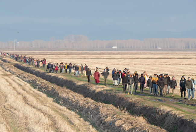 Patvēruma meklētāju kolonna pie Turcijas un Grieķijas sauszemes robežas 2. martā.
Foto — AFP/LETA