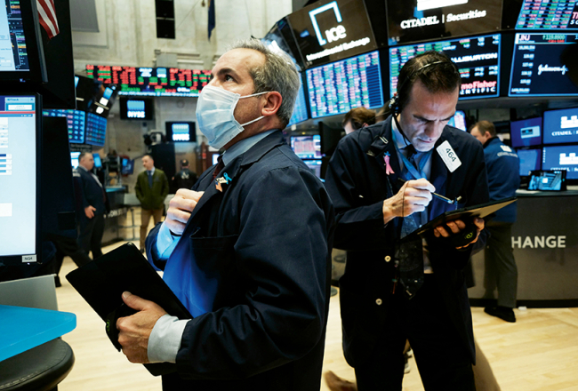 Piektdiena, 20. marts, bija pēdējā diena, kad brokeriem bija atļauts strādāt Ņujorkas biržas NYSE tirdzniecības zālē.
Lai ierobežotu koronavīrusa izplatīšanos, nākamajā nedēļā akciju tirgošana notika tikai elektroniski.
Foto — Scanpix