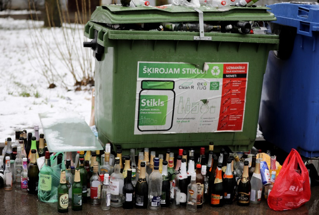 Stikla tara pie atkritumu konteinera Ķengaragā. Foto: Evija Trifanova, LETA