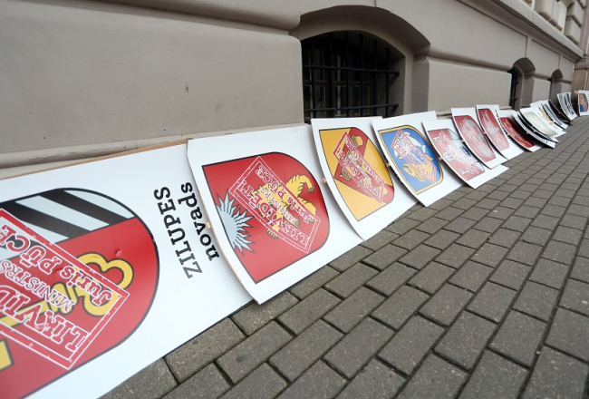Protesta akcijā pie Saeimas ēkas - "Pret ATR". Foto: Edijs Pālens, LETA