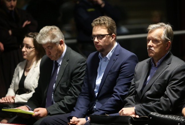 Zolitūdes traģēdijā apsūdzētie - Zolitūdē sabrukušā lielveikala "Maxima" celtniecības būvuzraugs Mārtiņš Draudiņš (no kreisās), būvinženieris Ivars Sergets un veikala projekta būvekspertīzes veicējs Andris Gulbis tiesas sēdē. Foto: Evija Trifanova, LETA