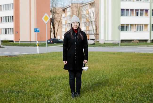 Aprīļa sākumā uzdāvinājusi Ozolnieku novada sociālajiem darbiniekiem sejas maskas, Sintija atteicās no pateicības un sevis cildināšanas. «Tas nav nekas liels,» viņa paskaidroja, jo, pateicoties latviešu laipnībai, Latvijā un mazajos Ozolniekos jūtas kā mājās.
Foto — Billijs Locs
